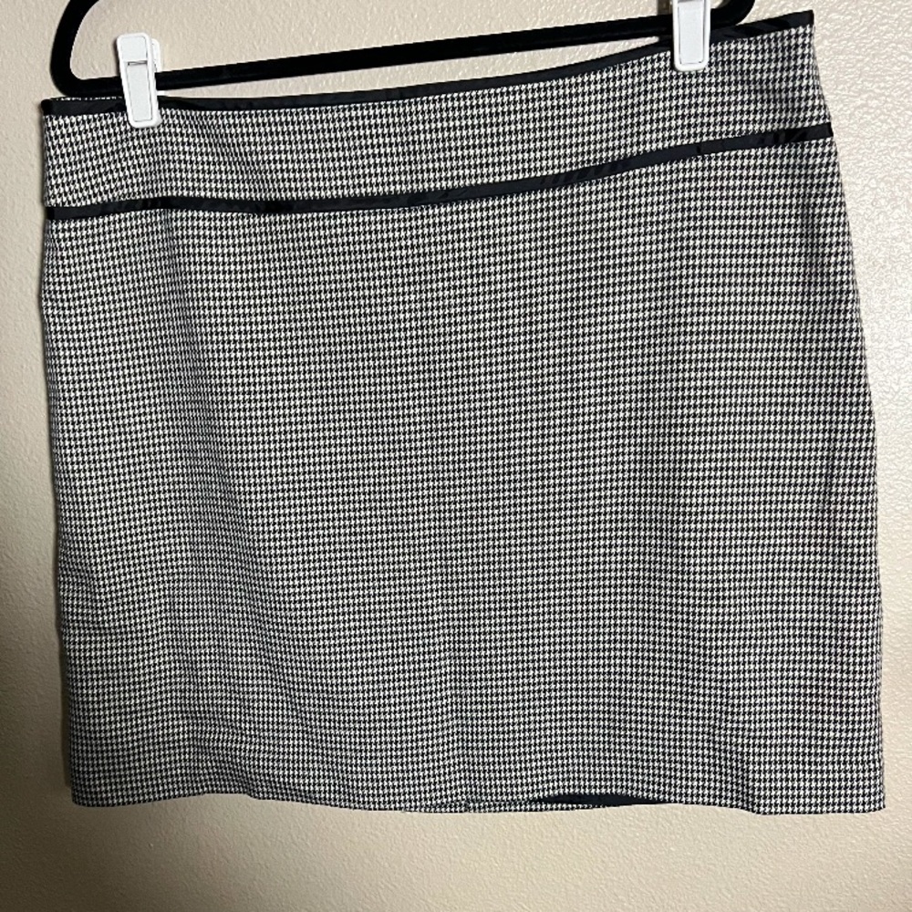 LOFT Black and White Mini Skirt with Subtle Trim preppy casual minimalist 16